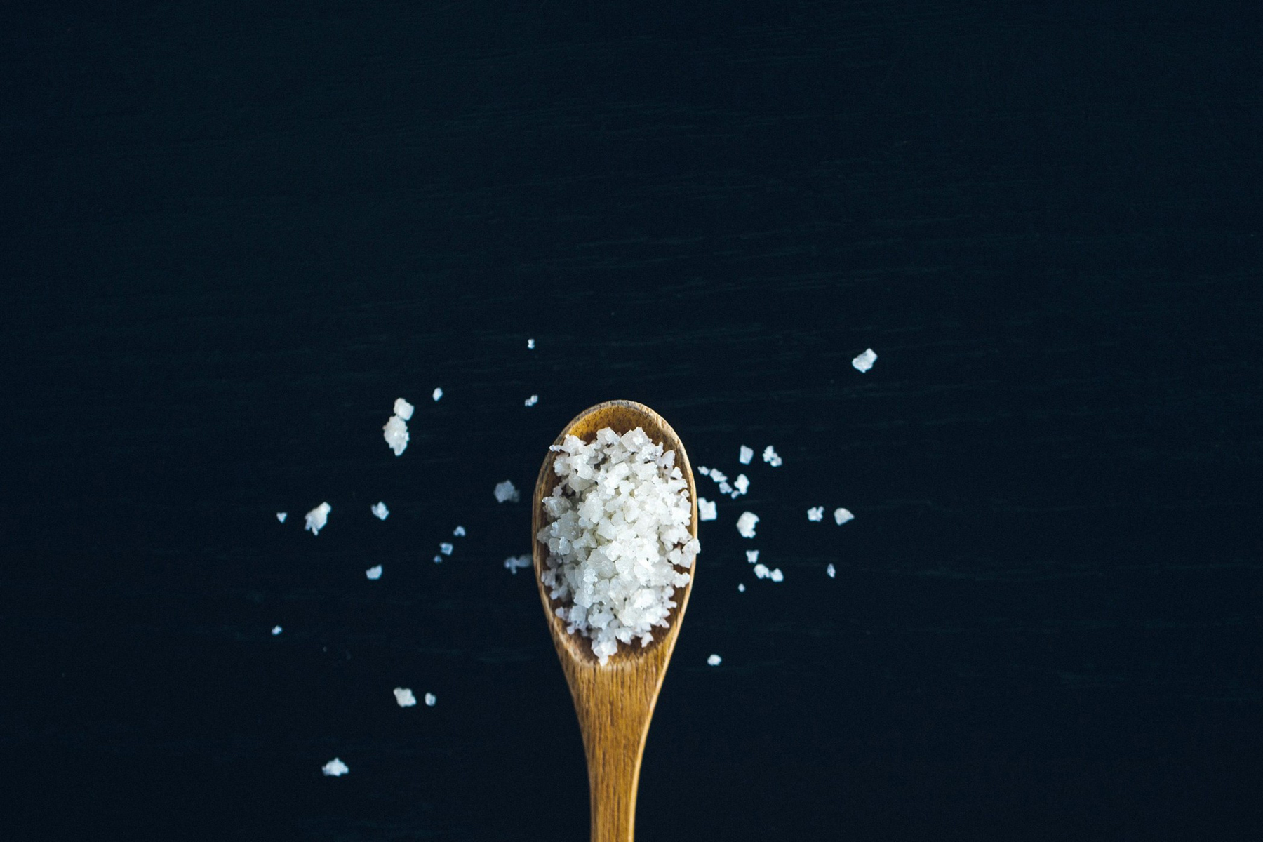 Pflastersteine mit Winterablagerungen im Frühjahr